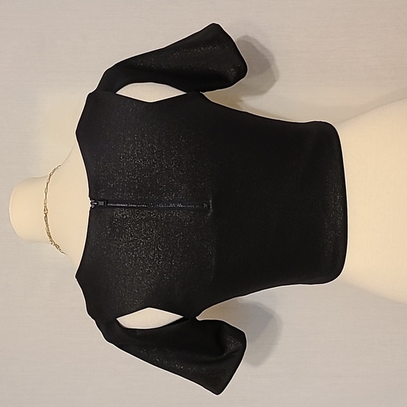 Design Lab Lord & Taylor Elegant Black Short Sleeve Cut Out Crop Top - Picture 4 of 8